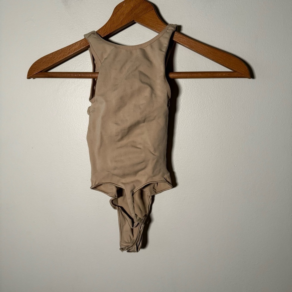 SKIMS SEAMLESS SCULPT SCOOP NECK THONG BODYSUIT S - Picture 6 of 6